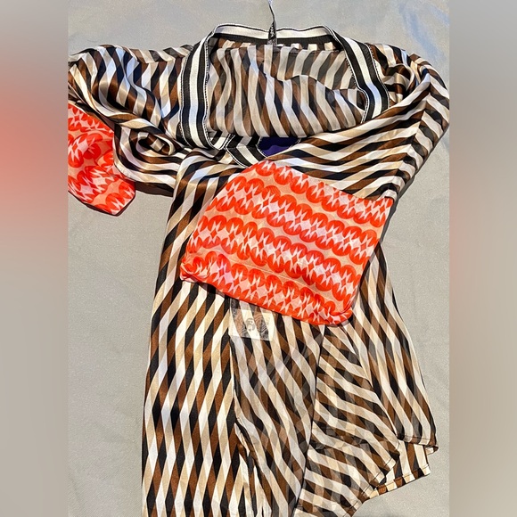 Lux lightweight silk tunic in dimensional pattern. Italian 48, US 12. - Picture 6 of 11